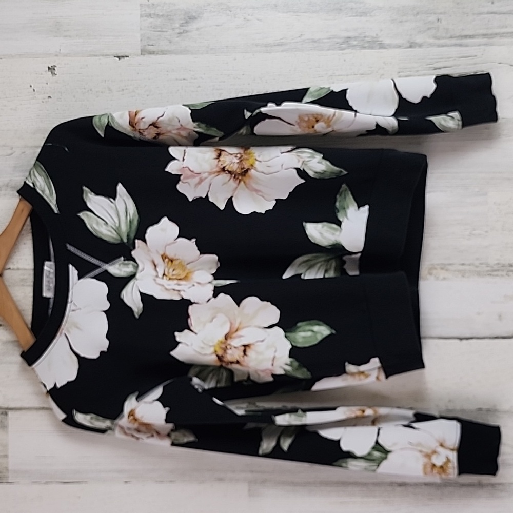 White Fawn black cream large floral banded top Size Small FLAWED